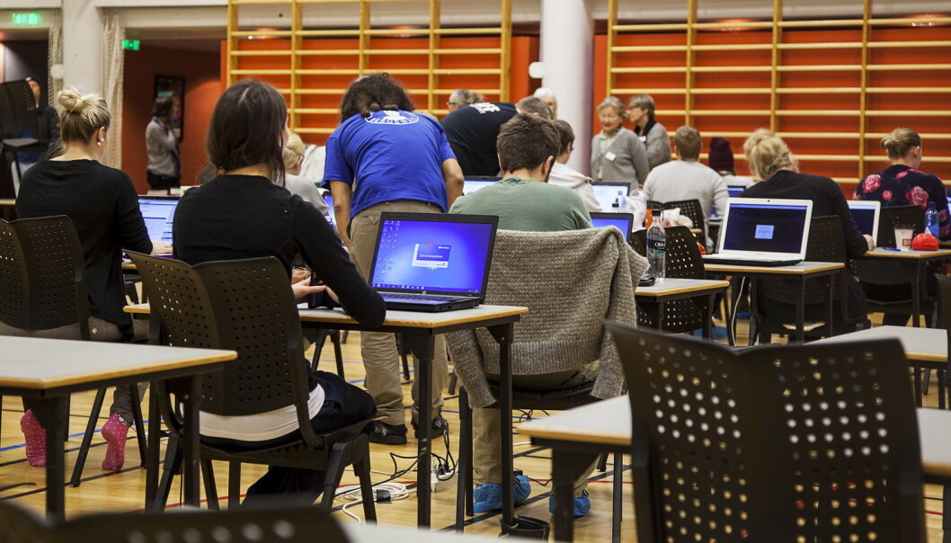 Studentar på rad og rekke. I år vert det heimeeksamen, men sensurfristen er den same. Studentar på rad og rekke. I år vert det heimeeksamen, men sensurfristen er den same.