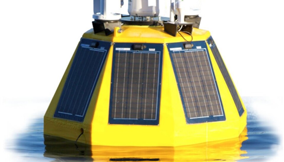 Det bergensbaserte firmaet SAIV AS har på finurlig vis satt sammen og produserte den profilerende målestasjonen som nå er satt ut sentralt i Store Lungegårdsvann. Denne høyteknologiske bøyen er det fysiske koblingspunktet for samarbeidet mellom forskningsmiljøer og elever og lærere ved den videregående skolen Foto: SAIV AS