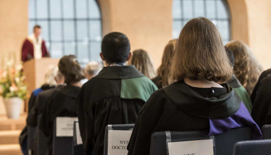 Stipendiatar er tilsett for tre eller fire år. Men det siste snart halvanna året har stipendiatar møtt mange hinder, og ved Universitetet i Bergen rapporterer no nær 90 prosent at dei er forseinka med doktoravhandlinga si. Stipendiatar er tilsett for tre eller fire år. Men det siste snart halvanna året har stipendiatar møtt mange hinder, og ved Universitetet i Bergen rapporterer no nær 90 prosent at dei er forseinka med doktoravhandlinga si.