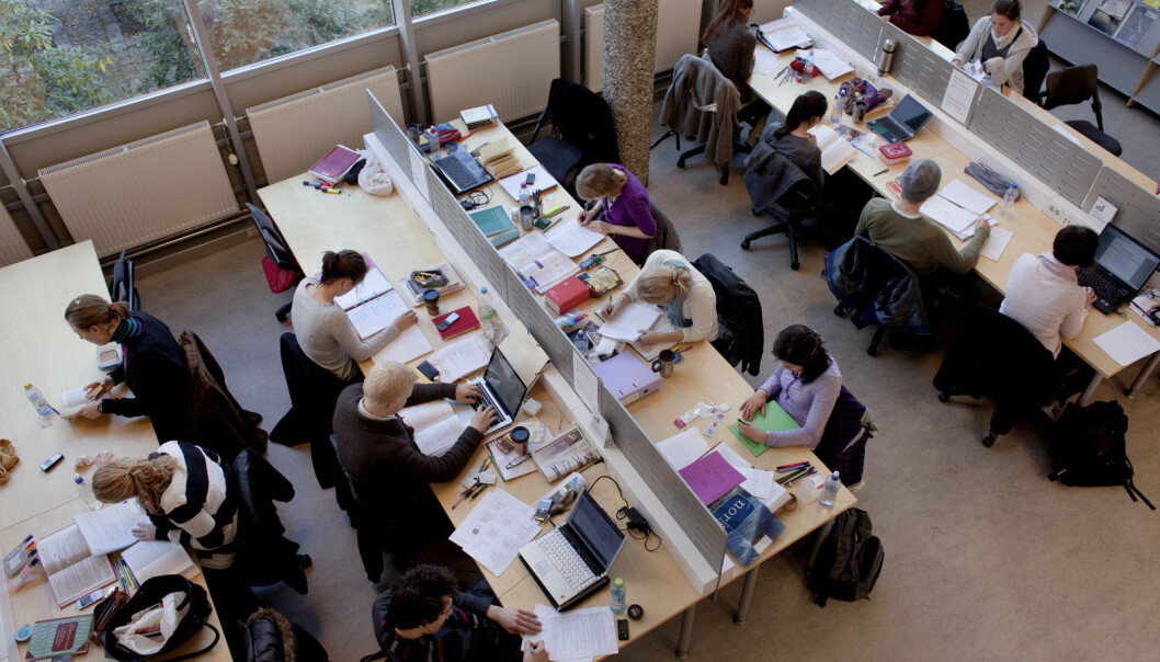 — For studentar og tilsette ved lærarutdanninga er det superviktig å ha tilgang til læremidla som vert nytta i skulen – både i praksis og som del av anna studiearbeid og forsking, skriv fyrstebibliotekar Åsne Høgetveit. — For studentar og tilsette ved lærarutdanninga er det superviktig å ha tilgang til læremidla som vert nytta i skulen – både i praksis og som del av anna studiearbeid og forsking, skriv fyrstebibliotekar Åsne Høgetveit.