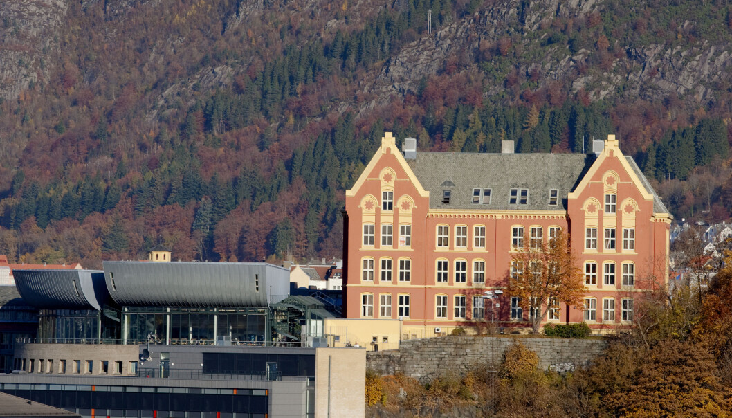 — Det er et tveegget sverd å skulle ha klassiske forelesninger for så mange over zoom. Det er ikke nødvendigvis bedre enn en avspilling fra året før, sier visedekan ved Det juridiske fakultet, Universitetet i Bergen. — Det er et tveegget sverd å skulle ha klassiske forelesninger for så mange over zoom. Det er ikke nødvendigvis bedre enn en avspilling fra året før, sier visedekan ved Det juridiske fakultet, Universitetet i Bergen.