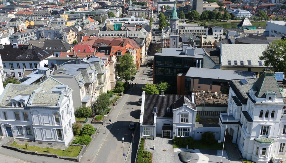 Bergen har flere utdanningsinstitusjoner, og Universitetet i Bergen har campus midt i byen. Her er Bergen sentrum, med UiBs rektorkontor til høyre i bildet.