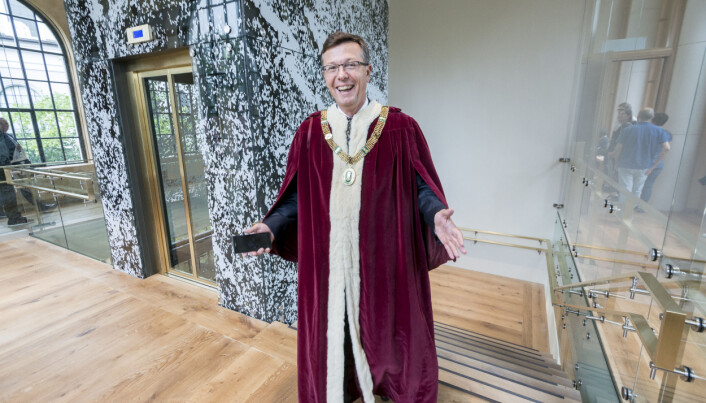 Det er berre nokre få dagar i året me går med kappe. Det er ikkje fordi me er så pompøse, men fordi me brukar tung symbolikk for å få fram sentrale universitetsverdiar, seier UiB-rektor Dag Rune Olsen. Det er berre nokre få dagar i året me går med kappe. Det er ikkje fordi me er så pompøse, men fordi me brukar tung symbolikk for å få fram sentrale universitetsverdiar, seier UiB-rektor Dag Rune Olsen.