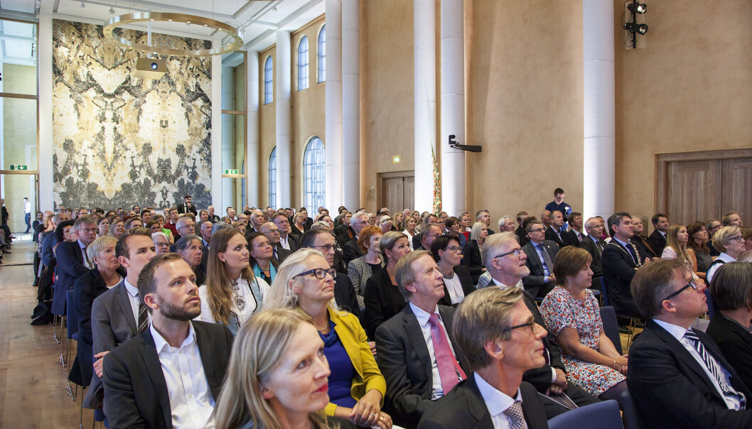 Universitetsaulaen ved Universitetet i Bergen har plass til mange. No vert det styremøte der, og til hausten vil truleg nokre studentar få undervisning der. Universitetsaulaen ved Universitetet i Bergen har plass til mange. No vert det styremøte der, og til hausten vil truleg nokre studentar få undervisning der.