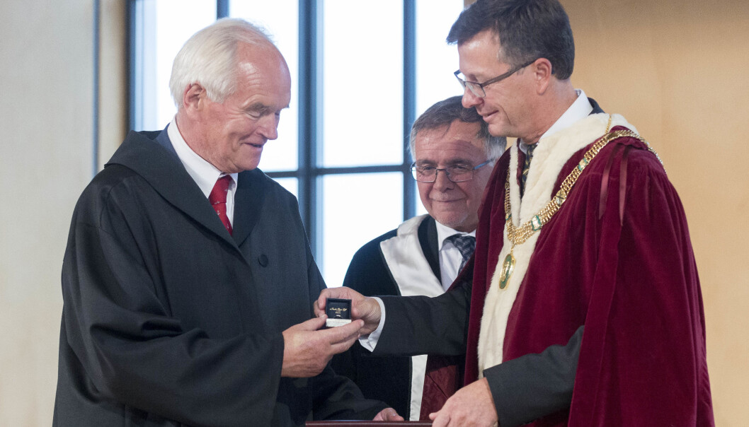 Trond Mohn er æresdoktor ved Universitetet i Bergen. Dag Rune Olsen, som nå er rektor ved UiT Norges arktiske universitet, er glad for at Mohns og hans stiftelser viderefører satsingen på matematikk. Trond Mohn er æresdoktor ved Universitetet i Bergen. Dag Rune Olsen, som nå er rektor ved UiT Norges arktiske universitet, er glad for at Mohns og hans stiftelser viderefører satsingen på matematikk.