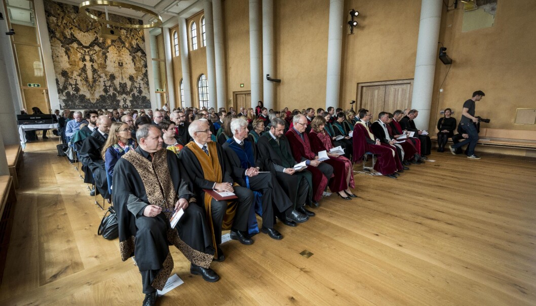 Slik plar det sjå ut i aulaen når det er doktorpromosjon. No vert det ikkje publikum, men dei som nyleg har disputert kjem inn i kappe og vert gjort stas på. Slik plar det sjå ut i aulaen når det er doktorpromosjon. No vert det ikkje publikum, men dei som nyleg har disputert kjem inn i kappe og vert gjort stas på.