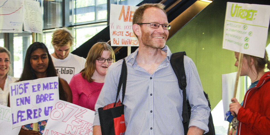 Oddmund L. Hoel representerte de vitenskapelig ansatte i styret ved Høgskolen i Sogn og Fjordane før fusjonen, og var en markant fusjonsmotstander. Her møter han demonstranter før det avgjørende styremøtet i januar 2016. Foto: Ida Bergstrøm Oddmund L. Hoel representerte de vitenskapelig ansatte i styret ved Høgskolen i Sogn og Fjordane før fusjonen, og var en markant fusjonsmotstander. Her møter han demonstranter før det avgjørende styremøtet i januar 2016. Foto: Ida Bergstrøm