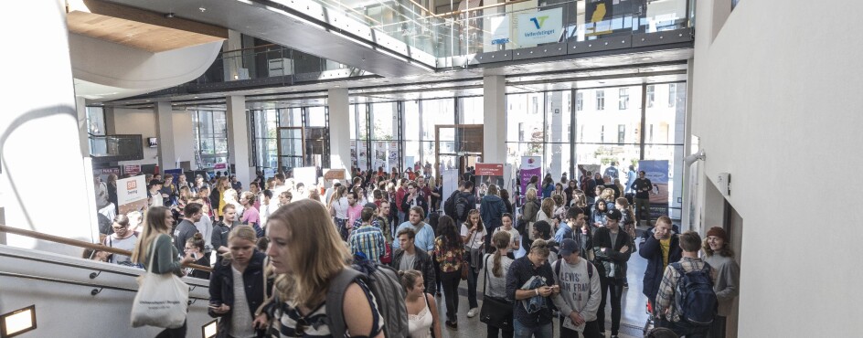 Slik ser det ut på studentsenteret i Bergen i eit normalt år. No ønskjer UiB-leiinga at studentane kjem attende til campus etter tre veker med koronastengt. Slik ser det ut på studentsenteret i Bergen i eit normalt år. No ønskjer UiB-leiinga at studentane kjem attende til campus etter tre veker med koronastengt.