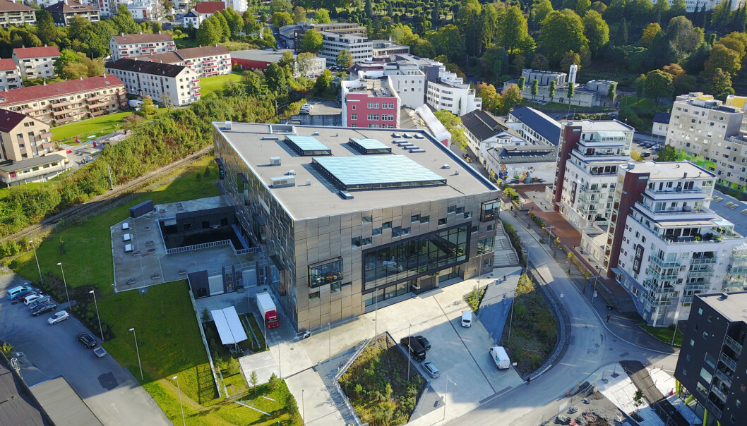 Resten av Fakultet for kunst, musikk og design har flytta inn i eit nytt bygg på Møllendal i Bergen. Til venstre for bygget kan det koma eit nytt bygg for Griegakademiet - Institutt for musikk. Det vil koma bybanestopp like ved. Resten av Fakultet for kunst, musikk og design har flytta inn i eit nytt bygg på Møllendal i Bergen. Til venstre for bygget kan det koma eit nytt bygg for Griegakademiet - Institutt for musikk. Det vil koma bybanestopp like ved.
