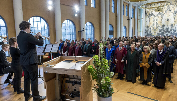 Slik plar det sjå ut i aulaen når det er promosjon: Dekanar og andre universitetsleiarar på første rad, ferske doctores med kappe som viser kva fakultet dei høyrer heime i, og studentar frå Griegakademiet som spelar fanfare ved inn- og utgang. Slik plar det sjå ut i aulaen når det er promosjon: Dekanar og andre universitetsleiarar på første rad, ferske doctores med kappe som viser kva fakultet dei høyrer heime i, og studentar frå Griegakademiet som spelar fanfare ved inn- og utgang.