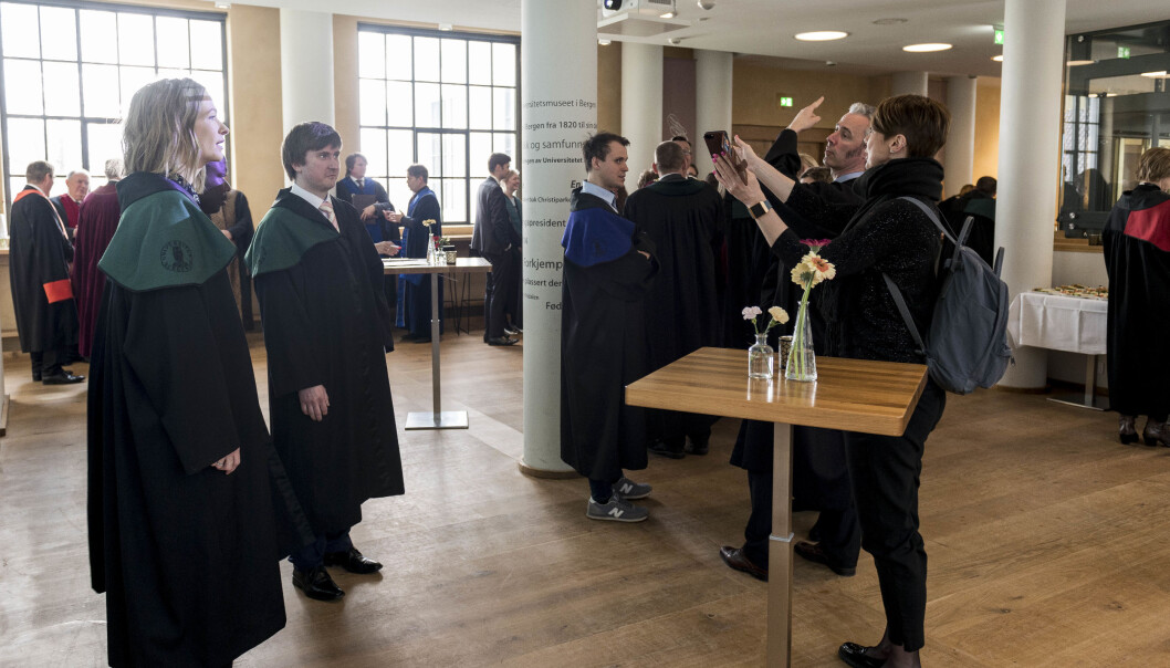 Disse kandidatene har gjennomført doktorgradsarbeidet og levert en avhandling. Men mange av de som er stipendiater i 2020, er koronaforsinket. Hvem skal betale for det? Disse kandidatene har gjennomført doktorgradsarbeidet og levert en avhandling. Men mange av de som er stipendiater i 2020, er koronaforsinket. Hvem skal betale for det?