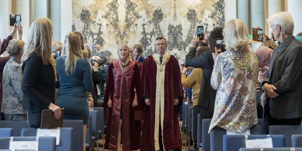 Rektor Dag Rune Olsen og prorektor Margareth Hagen i akademisk prosesjon. Dersom Olsen blir rektor ved NTNU, blir Hagen konstituert rektor i Bergen. Hagen vil ikkje svara på om ho vil stilla til val for å bli permanent rektor ved UiB. Foto: Tor Farstad Rektor Dag Rune Olsen og prorektor Margareth Hagen i akademisk prosesjon. Dersom Olsen blir rektor ved NTNU, blir Hagen konstituert rektor i Bergen. Hagen vil ikkje svara på om ho vil stilla til val for å bli permanent rektor ved UiB. Foto: Tor Farstad