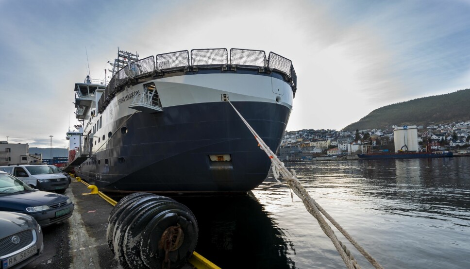 Isbryteren og forskningsfartøyet Kronprins Haakon tas ut av drift i tre uker som følge av høye drivstoffpriser. Havforskningsinstituttet sier kostnadene blir for høye slik prisene er i dag.