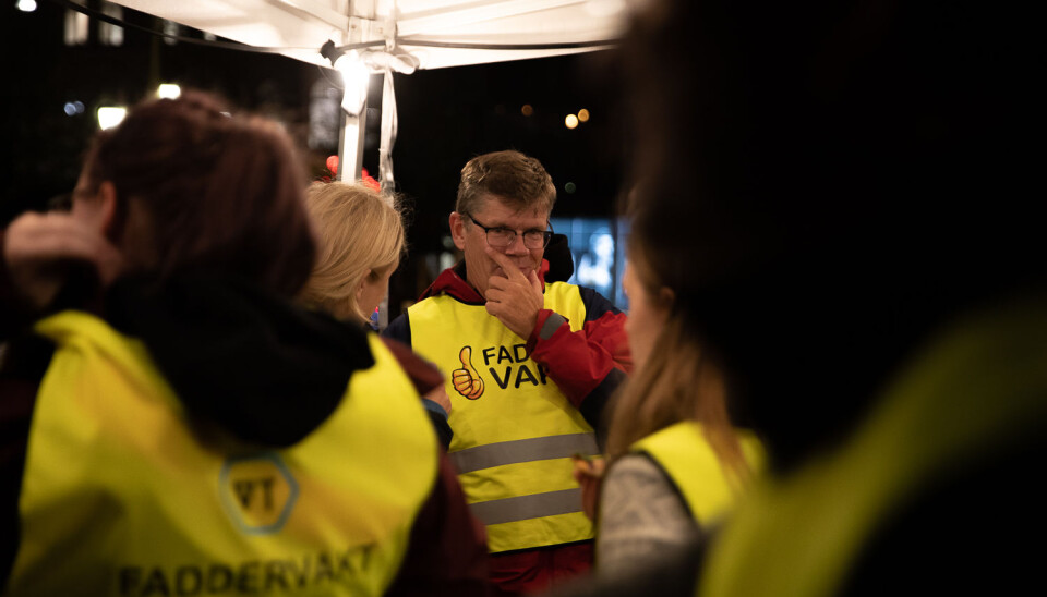 — Tidligere fadderuker har vi lest mye om drikking i Frognerparken, og klart man skal kunne ha det hyggelig på kvelden og ta en øl, men denne uken handler først og fremst om å lære hva det innebærer å være student på et universitet, sier UiO-rektor, her som faddervakt et tidligere år. — Tidligere fadderuker har vi lest mye om drikking i Frognerparken, og klart man skal kunne ha det hyggelig på kvelden og ta en øl, men denne uken handler først og fremst om å lære hva det innebærer å være student på et universitet, sier UiO-rektor, her som faddervakt et tidligere år.