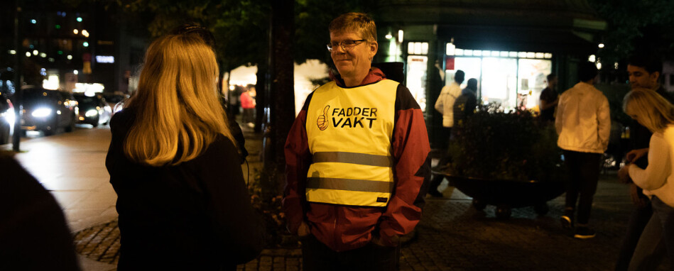 Rektor ved Universitetet i Oslo, Svein Stølen, gikk faddervakt i Oslo natt til lørdag og mener ordningen som er ny av året bør fortsette og utvides. Foto: Mina Ræge Rektor ved Universitetet i Oslo, Svein Stølen, gikk faddervakt i Oslo natt til lørdag og mener ordningen som er ny av året bør fortsette og utvides. Foto: Mina Ræge