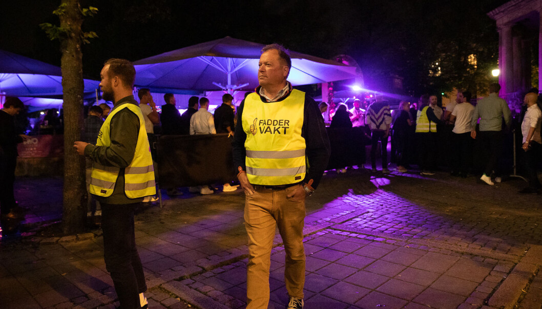 BI-rektor Inge-Jan Henjesand deltok på faddervakt og her er han utenfor den populære uteplassen Lavvo Terrasse som trekker til seg mange studenter fra blant annet BI. Foto: Mina Ræge BI-rektor Inge-Jan Henjesand deltok på faddervakt og her er han utenfor den populære uteplassen Lavvo Terrasse som trekker til seg mange studenter fra blant annet BI. Foto: Mina Ræge