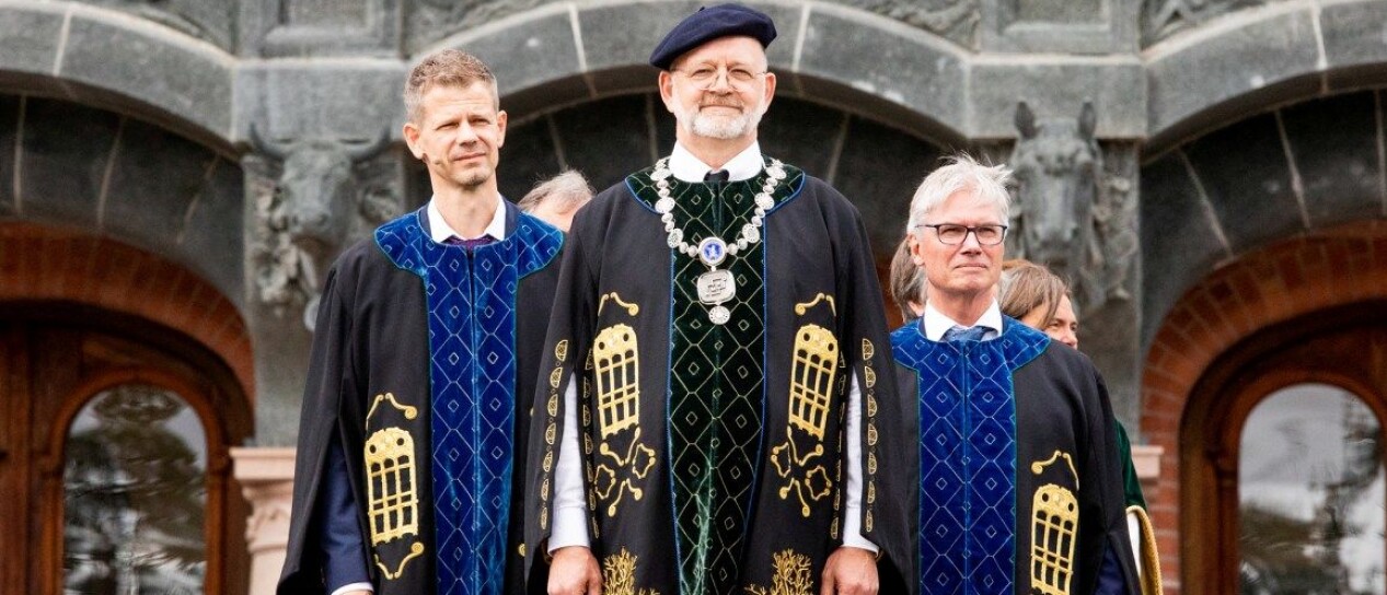 Nybakt rektor ved Noregs miljø- og biovitskapelege miljø, Sjur Baardsen, er fornøgd med å styre verdas 14. beste landbruksuniversitet. Men universitetet kjem ikkje høgare enn 713.-plass på ei anna rangering (CWUR). Her flankert av prorektorane Solve Sæbø og Øystein Johnsen. Foto: Håkon Sparre Nybakt rektor ved Noregs miljø- og biovitskapelege miljø, Sjur Baardsen, er fornøgd med å styre verdas 14. beste landbruksuniversitet. Men universitetet kjem ikkje høgare enn 713.-plass på ei anna rangering (CWUR). Her flankert av prorektorane Solve Sæbø og Øystein Johnsen. Foto: Håkon Sparre