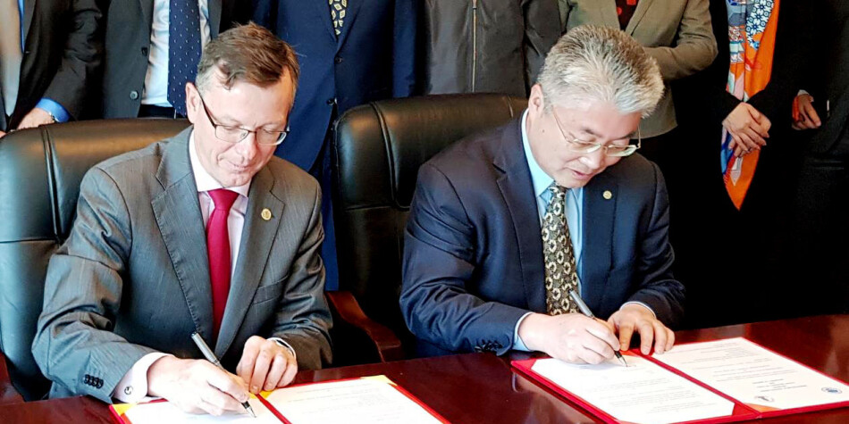 Kina er høgt prioritert som samarbeidsland for Universitetet i Bergen. Her signerer UiB-rektor Dag Rune Olsen og OUC-president Yu Zhigang avtale om samarbeid i den kinesiske byen Qingdao i april 2018. Foto: UiB Kina er høgt prioritert som samarbeidsland for Universitetet i Bergen. Her signerer UiB-rektor Dag Rune Olsen og OUC-president Yu Zhigang avtale om samarbeid i den kinesiske byen Qingdao i april 2018. Foto: UiB