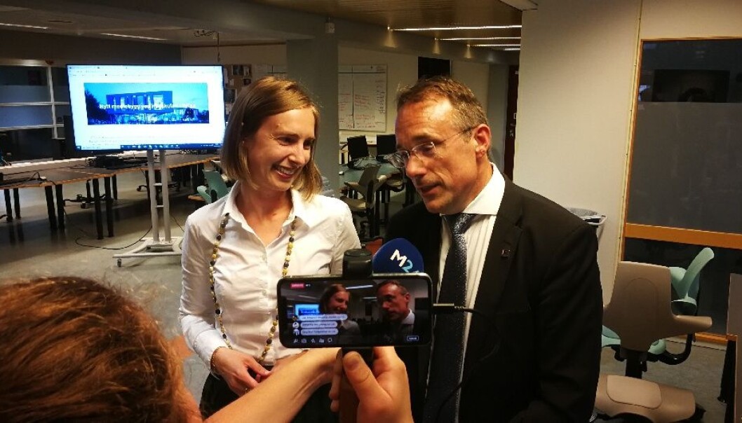 Statsråd Iselin Nybø saman med Johann Roppen i august i år. No er det Nybø sitt departement som skal avgjera personalsaka frå Høgskulen i Volda. Foto: Øystein Torheim Statsråd Iselin Nybø saman med Johann Roppen i august i år. No er det Nybø sitt departement som skal avgjera personalsaka frå Høgskulen i Volda. Foto: Øystein Torheim