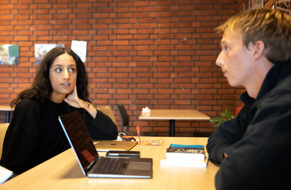Katja Busuttil (21) og Ole Stordahl (21) studerer begge statsvitenskap ved UiO. De sier de behandler studiene som en jobb så langt det lar seg gjøre, og prøver å møte på Blindern hver dag for å jobbe. Foto: Mina Ræge Katja Busuttil (21) og Ole Stordahl (21) studerer begge statsvitenskap ved UiO. De sier de behandler studiene som en jobb så langt det lar seg gjøre, og prøver å møte på Blindern hver dag for å jobbe. Foto: Mina Ræge