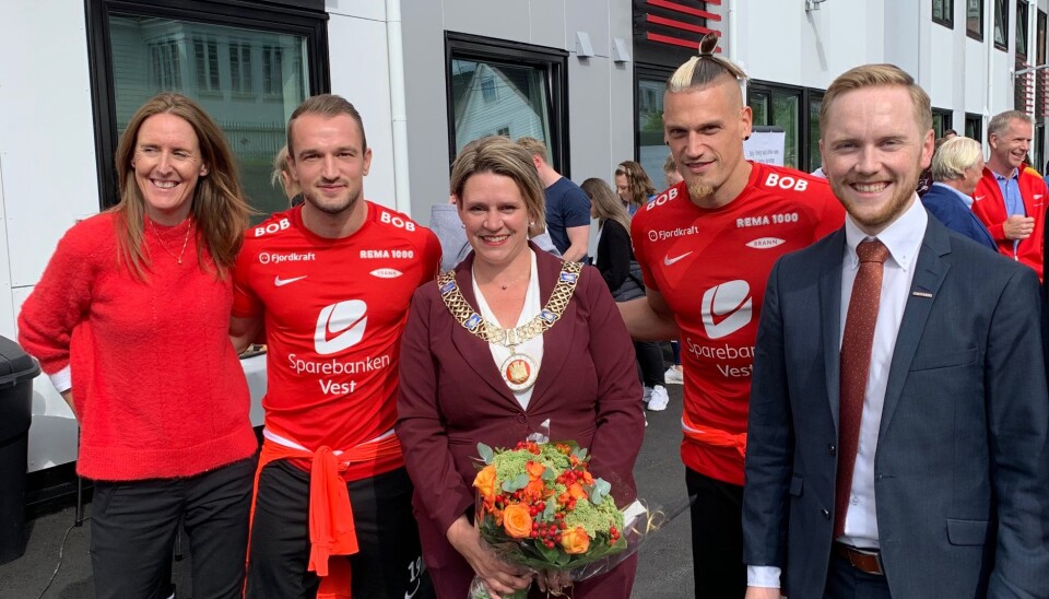 Daglig leder i Brann, Vibeke Johannesen, brannspiller Veton Berisha, ordfører Marte Mjøs Persen, Brann-kaptein Vito Wormgoor og styreleder Kristoffer Bakke var alle med på åpningen av de nye studentboligene. Foto: Sammen