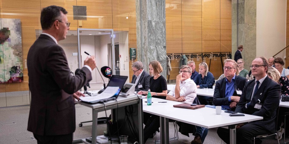 Autonomi medfører at styrene av og til vil fatte vedtak som ikke nødvendigvis høster tverrpolitisk tilslutning eller som den til enhver tid sittende statsråd vil applaudere, skriver Dag Rune Olsen. Her sammen med statsråd Iselin Nybø (V). Foto: Siri Øverland Eriksen Autonomi medfører at styrene av og til vil fatte vedtak som ikke nødvendigvis høster tverrpolitisk tilslutning eller som den til enhver tid sittende statsråd vil applaudere, skriver Dag Rune Olsen. Her sammen med statsråd Iselin Nybø (V). Foto: Siri Øverland Eriksen