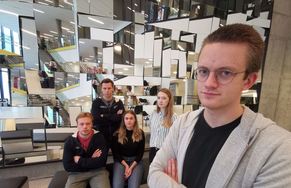Kutt i filming av førelesingar var ein lite hyggeleg overrasking etter ferien, synest studentar ved NHH. Frå venstre Kasper Lie Asdal, Markus Jullum Ericsson, Hanne Sofie Nygaard, Linn A. Solheim og Jonas P. Ludvigsen. Foto: Dag Hellesund Kutt i filming av førelesingar var ein lite hyggeleg overrasking etter ferien, synest studentar ved NHH. Frå venstre Kasper Lie Asdal, Markus Jullum Ericsson, Hanne Sofie Nygaard, Linn A. Solheim og Jonas P. Ludvigsen. Foto: Dag Hellesund