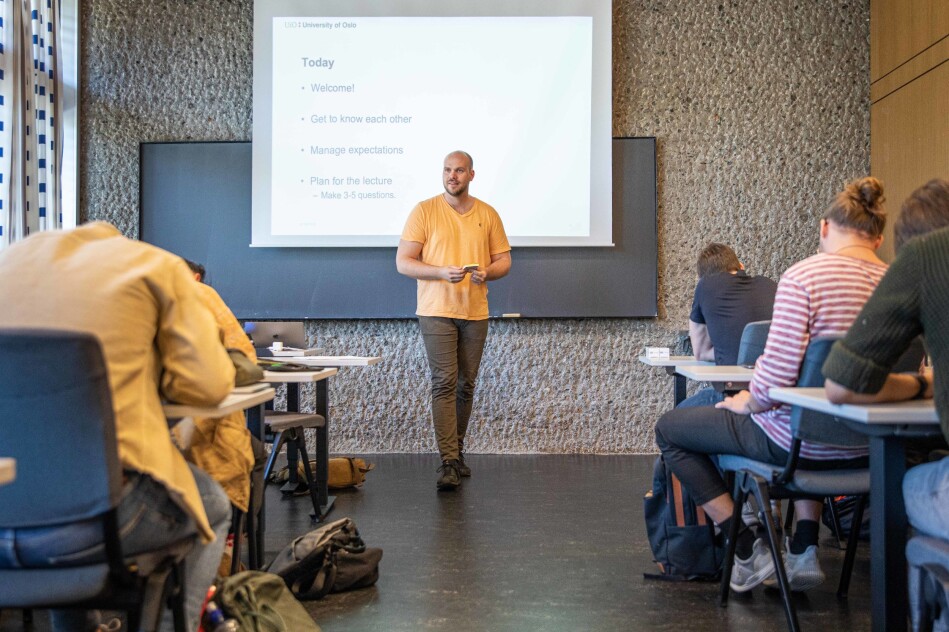Anders Lauvland er stipendiat ved universitetet, og er en av de ansvarlige for seminarundervisningen. Første honours-time begynner med en bli-kjent-lek. Foto: Siri Øverland Eriksen Anders Lauvland er stipendiat ved universitetet, og er en av de ansvarlige for seminarundervisningen. Første honours-time begynner med en bli-kjent-lek. Foto: Siri Øverland Eriksen
