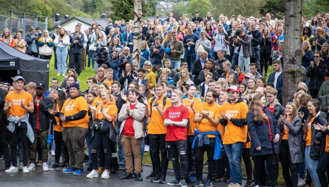 Er det rette ordet lenger? Å ønske kvarandre ein «varm» velkomst, spurte Johann Roppen i talen til dei nye studentane i Volda på årets studiestart. Foto: Høgskulen i Volda Er det rette ordet lenger? Å ønske kvarandre ein «varm» velkomst, spurte Johann Roppen i talen til dei nye studentane i Volda på årets studiestart. Foto: Høgskulen i Volda
