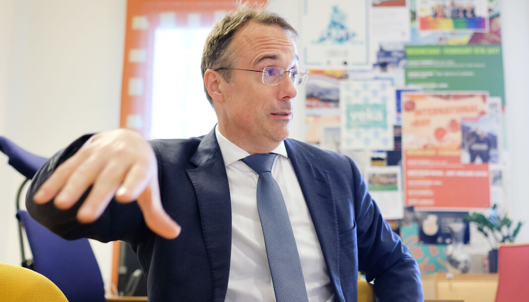 Eg lurer jo på om det å gå over til tilsett rektor er svar på eit spørsmål som ikkje eigentleg er stilt, eller ei løysing på jakt etter problem, skiv rektor ved Høgskulen i Volda, Johann Roppen. Eg lurer jo på om det å gå over til tilsett rektor er svar på eit spørsmål som ikkje eigentleg er stilt, eller ei løysing på jakt etter problem, skiv rektor ved Høgskulen i Volda, Johann Roppen.