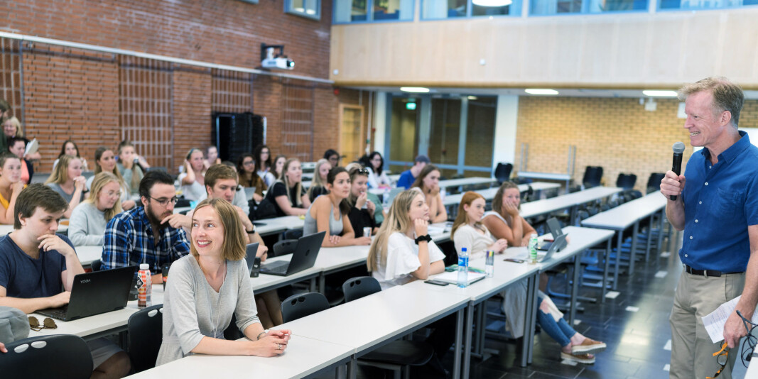 Daværende forsknings- og høyere utdanningsminister Iselin Nybø innom skolebenken på OsloMet - sammen med studenter som skulle ta forkurs i matte. Både Akademikerne og NSO mener utdanningsinstitusjonene må få penger for å kunne bidra til at man kan få påfyll selv om man, som Nybø, har høyere utdanning fra før. Daværende forsknings- og høyere utdanningsminister Iselin Nybø innom skolebenken på OsloMet - sammen med studenter som skulle ta forkurs i matte. Både Akademikerne og NSO mener utdanningsinstitusjonene må få penger for å kunne bidra til at man kan få påfyll selv om man, som Nybø, har høyere utdanning fra før.
