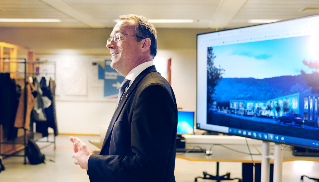Ein svært nøgd rektor Johann Roppen då han kunne presentera det nye bygget. Men framleis har ikkje høgskulen fått pengar til innhald. Ein svært nøgd rektor Johann Roppen då han kunne presentera det nye bygget. Men framleis har ikkje høgskulen fått pengar til innhald.