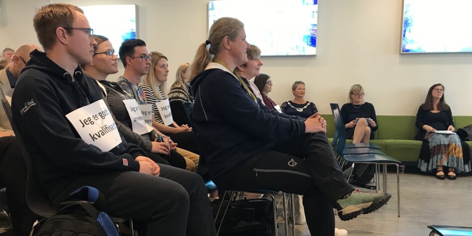 Studieåpningen er i gang. Studenter med plakater og rektor Hanne Solheim Hansen ved siden av ordfører Hanne Davidsen i bakgrunnen. Foto: Eva Tønnessen Studieåpningen er i gang. Studenter med plakater og rektor Hanne Solheim Hansen ved siden av ordfører Hanne Davidsen i bakgrunnen. Foto: Eva Tønnessen