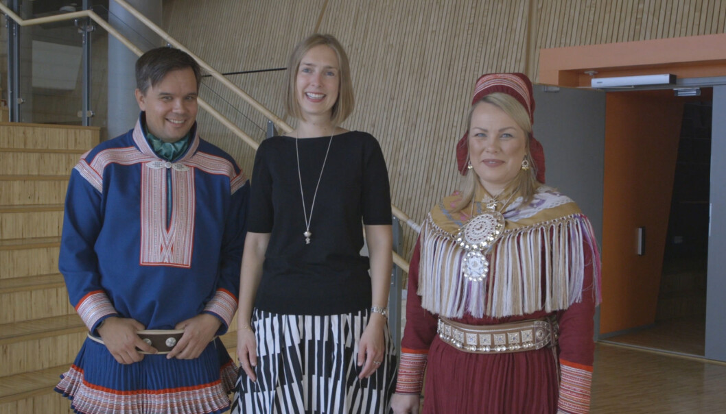 Direktør Johan Ailo Kalstad, statsråd Iselin Nybø og rektor Laila Susanne Vars under studiestart på Samisk høgskole 27. august. Foto: Samisk høgskole Direktør Johan Ailo Kalstad, statsråd Iselin Nybø og rektor Laila Susanne Vars under studiestart på Samisk høgskole 27. august. Foto: Samisk høgskole
