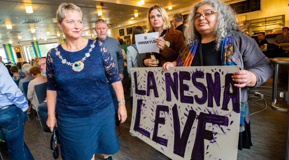 Engasjementet på Nesna er stort. Rektor Hanne Solheim Hansen ankommer her åpningen ved studiestart. Foto:Hans Petter Sørensen Engasjementet på Nesna er stort. Rektor Hanne Solheim Hansen ankommer her åpningen ved studiestart. Foto:Hans Petter Sørensen