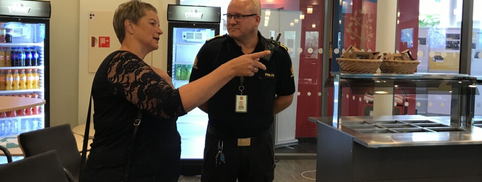 Rektor på Nord universitet, Hanne Solheim Hansen, har mottat drapstrusler. Her står hun sammen med Hogne Rosø i forkant av studiestartåpningen tirsdag. Foto: Eva Tønnessen Rektor på Nord universitet, Hanne Solheim Hansen, har mottat drapstrusler. Her står hun sammen med Hogne Rosø i forkant av studiestartåpningen tirsdag. Foto: Eva Tønnessen