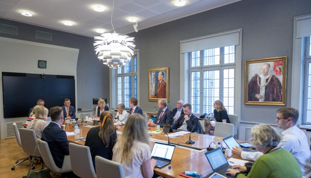 Kandidat til styreplass i Universitetsstyret ved UiB foreslår en karantenetid før en kan gå inn i ledende posisjoner etter endt dekan- eller instituttlederperiode. Arkivbildet er fra et styremøte. Kandidat til styreplass i Universitetsstyret ved UiB foreslår en karantenetid før en kan gå inn i ledende posisjoner etter endt dekan- eller instituttlederperiode. Arkivbildet er fra et styremøte.