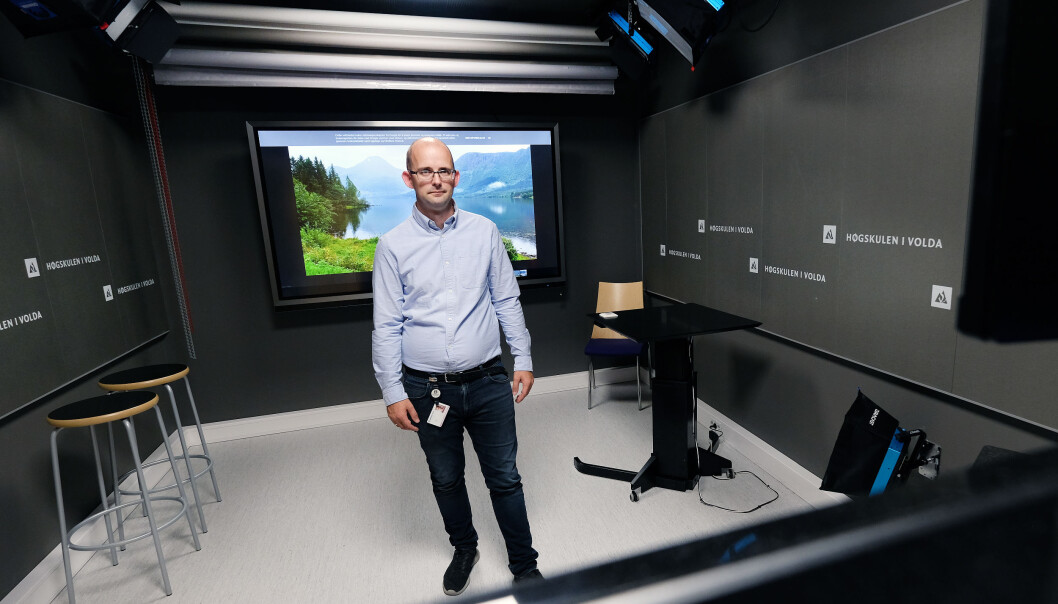 Høgskulen i Volda har nytt videostudio. — Ein får teknisk hjelp, men det er nok ein bøyg for mange å skulle laga videoførelesingar, seier førsteamanuensis Ola Teige. Foto: Øystein Torheim Høgskulen i Volda har nytt videostudio. — Ein får teknisk hjelp, men det er nok ein bøyg for mange å skulle laga videoførelesingar, seier førsteamanuensis Ola Teige. Foto: Øystein Torheim