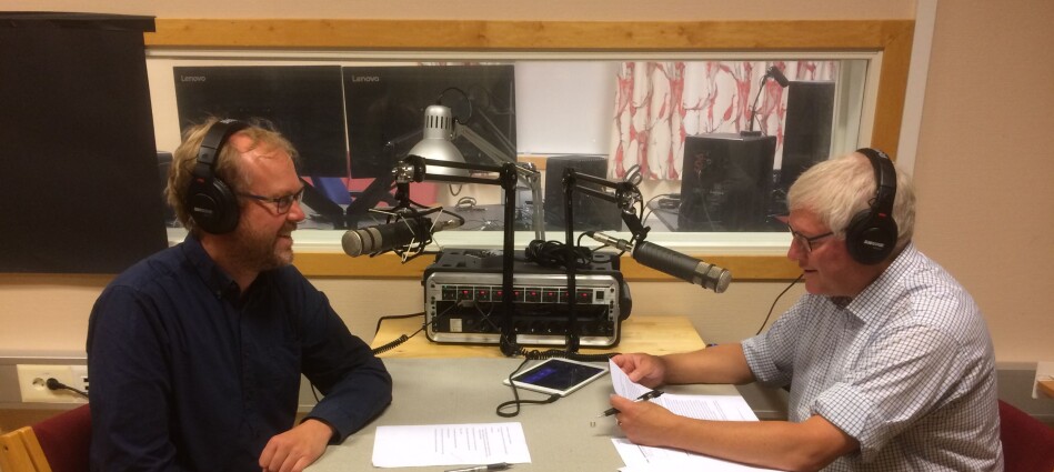Professorane Jens Johan Hyvik og Nils Ivar Agøy lagar podcast til studentane som er spreidd over heile landet. Foto: Privat Professorane Jens Johan Hyvik og Nils Ivar Agøy lagar podcast til studentane som er spreidd over heile landet. Foto: Privat
