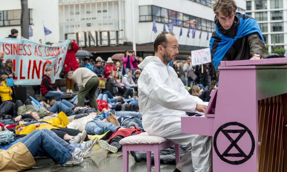 Torleif Torgersen og Katrin Heyland, tidligere student av Torgersen, spilte Philip Glass' stykke Koyaanisqatsi. Samtidig «døde» et par hundre aksjonister på Torgallmenningen i Bergen i en såkalt die-in for klimaet. Foto: Tor Farstad Torleif Torgersen og Katrin Heyland, tidligere student av Torgersen, spilte Philip Glass' stykke Koyaanisqatsi. Samtidig «døde» et par hundre aksjonister på Torgallmenningen i Bergen i en såkalt die-in for klimaet. Foto: Tor Farstad