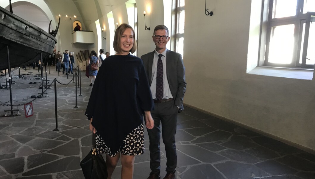 Statsråd Iselin Nybø og Håkon Glørstad foran Osebergskipet. Foto: Eva Tønnessen Statsråd Iselin Nybø og Håkon Glørstad foran Osebergskipet. Foto: Eva Tønnessen