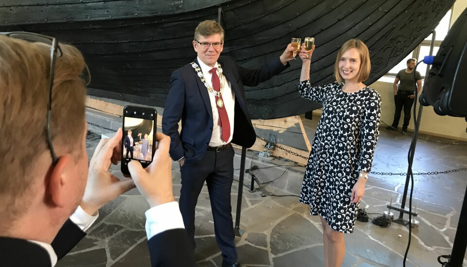 Svein Stølen og Iselin Nybø skåler i champagnebrus foran Osebergskipet. Men Stølen vil ikke være med Nybø på delegasjonsreise til India. — Vi er med når vi har en tydelig målsetning med reisen, sier han. Foto: Eva Tønnessen