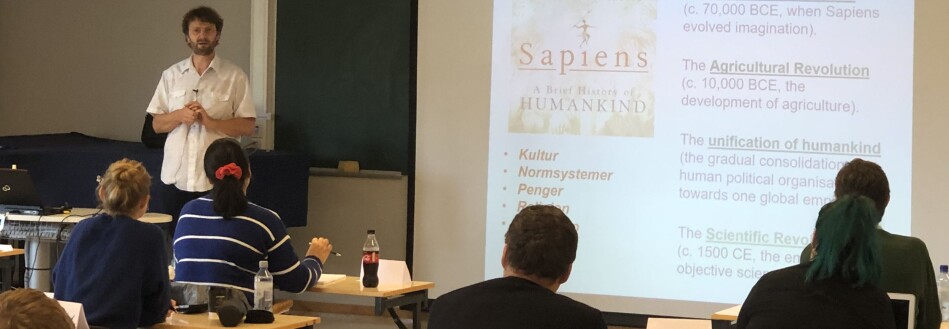 Jon W. Iddeng har førelesing for nettstudentar i Bø. Dei som har høve til det, kjem til samlingar i Telemark. Foto: Kai Østberg Jon W. Iddeng har førelesing for nettstudentar i Bø. Dei som har høve til det, kjem til samlingar i Telemark. Foto: Kai Østberg