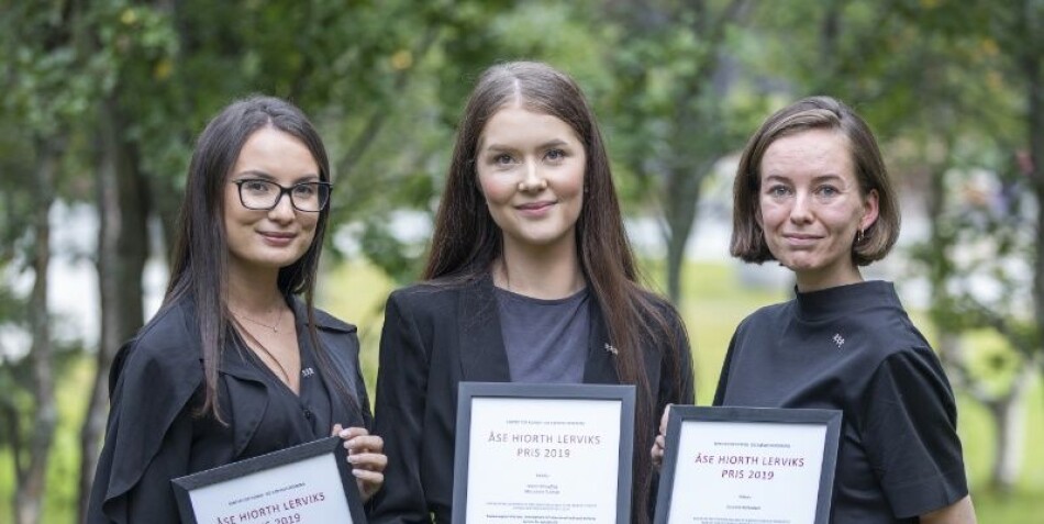 Sabrin Moueffaq (t.v.), Mia Jonine Tostrup og Susanne Ronaldsen fikk årets Åse Hiorth Lerviks priser. Foto: David Jensen / UiT Sabrin Moueffaq (t.v.), Mia Jonine Tostrup og Susanne Ronaldsen fikk årets Åse Hiorth Lerviks priser. Foto: David Jensen / UiT