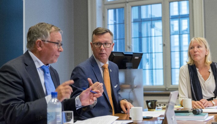 Her er tidligere universitetsdirektør og nå pensjonerte Kjell Bernstrøm (t.v.), tidligere rektor og styreleder Dag Rune Olsen og tidligere prorektor, nå rektor og en av to rektorkandidater, Margareth Hagen, i et tidligere styremøte ved Universitetet i Bergen. Her er tidligere universitetsdirektør og nå pensjonerte Kjell Bernstrøm (t.v.), tidligere rektor og styreleder Dag Rune Olsen og tidligere prorektor, nå rektor og en av to rektorkandidater, Margareth Hagen, i et tidligere styremøte ved Universitetet i Bergen.