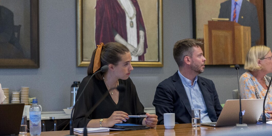 Eirik Hovden er postdoktor og representerer midlertidig ansatte i universitetsstyret. Nå skal styret behandle en sak om yngre forskere. Her er Hovden sammen med studentrepresentant Lise Carlsen. Foto: Tor Farstad Eirik Hovden er postdoktor og representerer midlertidig ansatte i universitetsstyret. Nå skal styret behandle en sak om yngre forskere. Her er Hovden sammen med studentrepresentant Lise Carlsen. Foto: Tor Farstad