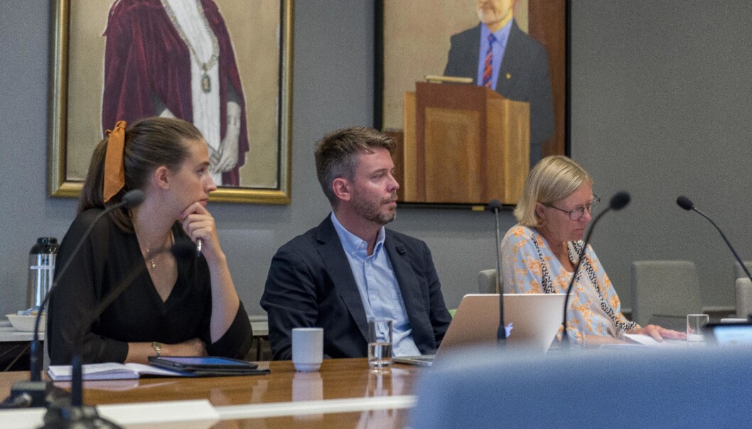 Lise Carlsen (til venstre), her frå eit fysisk styremøte, reagerer på at fleire fakultet framleis gir studentane tilbakemelding på eksamen altfor seint. Lise Carlsen (til venstre), her frå eit fysisk styremøte, reagerer på at fleire fakultet framleis gir studentane tilbakemelding på eksamen altfor seint.