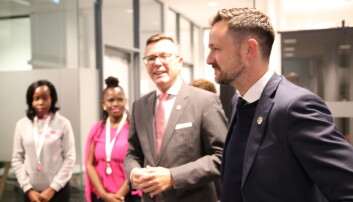 Evelyn Nakizindo, Maria Garrethi Nakyonyi, UiB-rektor Dag Rune Olsen og bistandsminister Dag Inge Ulstein gleder seg alle over at studenter fra sør igjen kan få stipend til å ta hele grader ved norske universitet. Foto: Dag Hellesund Evelyn Nakizindo, Maria Garrethi Nakyonyi, UiB-rektor Dag Rune Olsen og bistandsminister Dag Inge Ulstein gleder seg alle over at studenter fra sør igjen kan få stipend til å ta hele grader ved norske universitet. Foto: Dag Hellesund