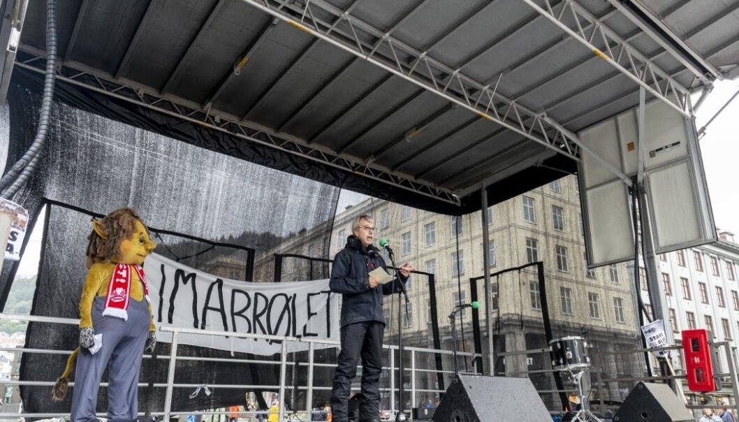 Klima og bompengar. No ser det ut til at Folkeaksjonen nei til mer bompenger og Miljøpartiet de grønne ser ut til å verta omlag like store i Bergen. Biletet er frå Klimabrølet på Torgallmenningen, her er det professor Helge Drange som har appell. Foto: Tor Farstad Klima og bompengar. No ser det ut til at Folkeaksjonen nei til mer bompenger og Miljøpartiet de grønne ser ut til å verta omlag like store i Bergen. Biletet er frå Klimabrølet på Torgallmenningen, her er det professor Helge Drange som har appell. Foto: Tor Farstad