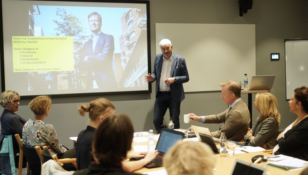 Direktør Tore Hansen (stående) på OsloMet sier at det er som det skal være når konsulentbruken på OsloMet øker kraftig. Foto: Ketil Blom Haugstulen Direktør Tore Hansen (stående) på OsloMet sier at det er som det skal være når konsulentbruken på OsloMet øker kraftig. Foto: Ketil Blom Haugstulen